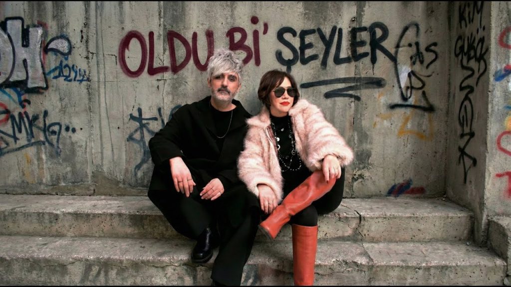 Oldu Bi Şeyler Şarkı Sözleri – Nazan Öncel Manuş Baba