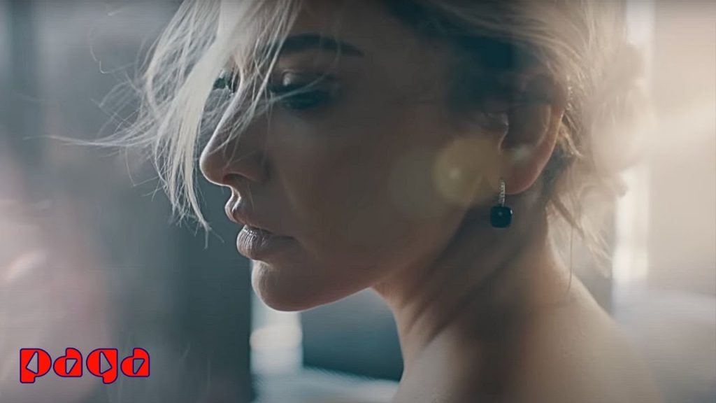 Küçük Bir Yol Şarkı Sözleri – Hadise